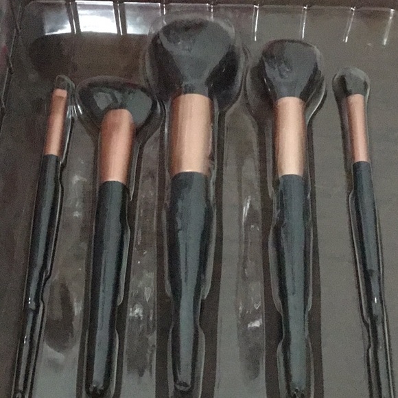 Make up brushes and bag bundle - Picture 2 of 3